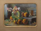 une peinture représentant un vase de fleurs et de fruits sur une table