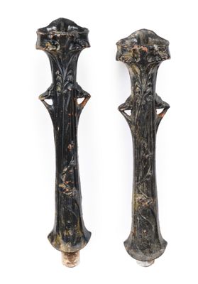 une paire de bougeoirs noirs et dorés sur fond blanc