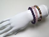 deux bracelets posés sur la main d'un mannequin, posée sur une table blanche