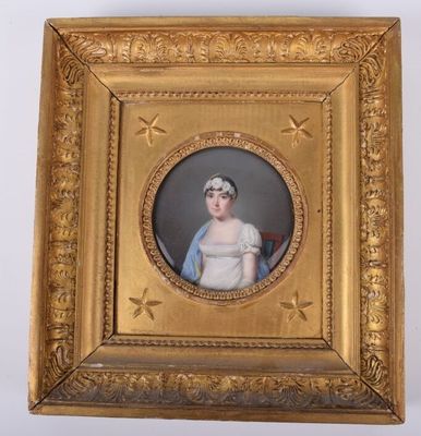 une vieille photo d'une femme en robe blanche dans un cadre doré