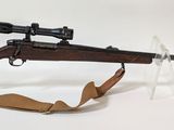 un pistolet et un fusil jouets exposés sur une table