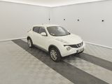 la photo d'une voiture blanche garée dans un garage
