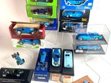 un grand nombre de petites voitures posées sur une table