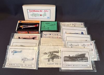 un lot de cartes posées sur une table