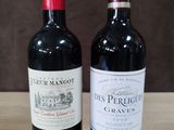 deux bouteilles de vin rouge posées sur une table en bois