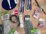 de nombreux objets posés sur une table en bois