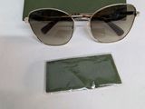 Les lunettes de soleil sont posées sur la table, à côté d'une boîte verte.