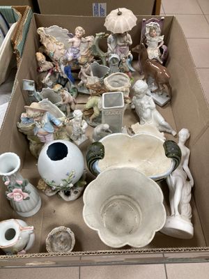 une boîte en carton remplie d'un assortiment de vases et de figurines