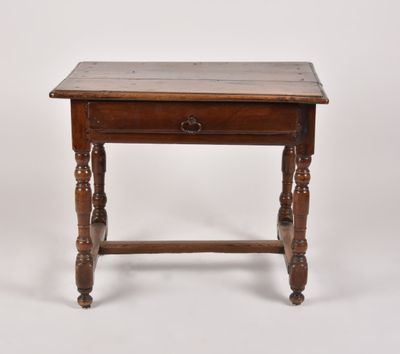 Petite table en bois naturel ouvrant par un tiroir en ceintu… - Photo 1