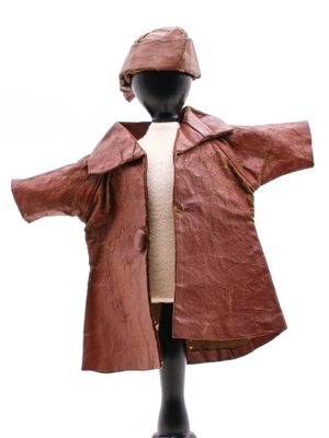 une photo d'un mannequin vêtu d'un manteau marron et d'un chapeau