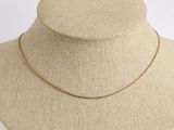 un collier à chaîne en or sur un mannequin mannequin mannequin mannequin mannequin mannequin mannequin mannequin mannequin mannequin