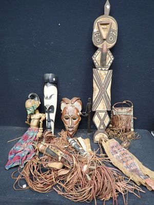 un grand nombre d'objets posés sur une table