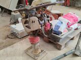 une machine posée sur une table dans un garage