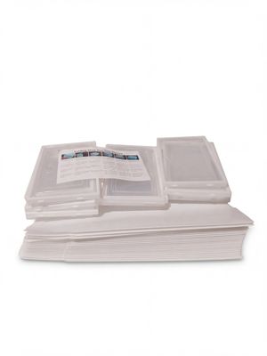 une pile de feuilles empilées les unes sur les autres