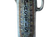 un vase bleu muni d'une anse sur fond blanc