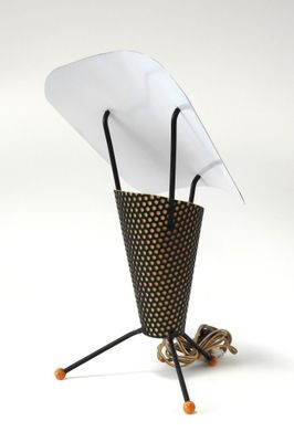 un parapluie noir et blanc posé sur un pied, sur fond blanc