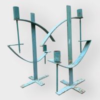 Paire de bougeoirs modernistes en métal laqué bleu-vert.