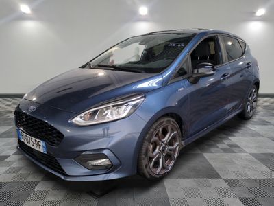 une Ford Fiesta bleue garée sur un sol à damier