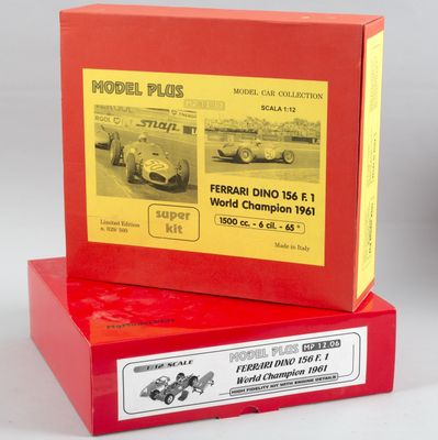 deux boîtes rouges ornées d'une image de voiture de course