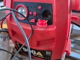 une machine rouge posée sur une table