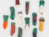 tout un tas de légumes de toutes sortes sur un fond blanc