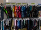un grand présentoir de vêtements dans un magasin proposant un large choix de vêtements