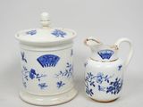 un vase bleu et blanc et un pichet blanc et bleu