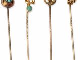 trois épingles à cheveux en or et en pierre turquoise sur fond blanc