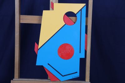 une photo d'un chevalet en bois sur lequel est posée une œuvre d'art