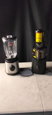un blender et un mixeur posés sur un comptoir