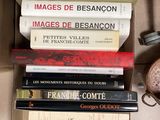 plusieurs livres empilés dans une boîte
