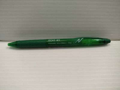 un stylo vert posé sur une boîte blanche