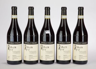 quatre bouteilles de vin sont alignées