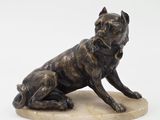 statue d'un chien assis sur un socle en marbre, sur fond blanc
