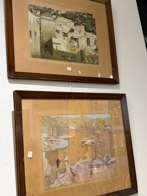 deux tableaux encadrés accrochés au mur d'une pièce
