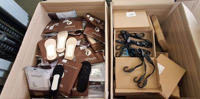 76 / 1 palette de 80 kg de chaussettes, gants, rouleau… - Photo 1