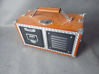 une vieille radio posée sur une table