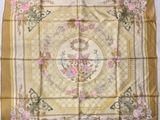 un foulard carré en soie orné d'un motif floral