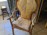 une chaise qui se trouve dans le coin d'une pièce