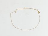 un bracelet en chaîne d'or orné d'une petite breloque en forme d'étoile