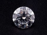 gros plan d'un diamant sur une surface noire