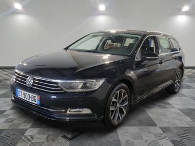 La Volkswagen Passat est garée dans une grande pièce au sol carrelé.
