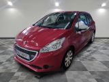 la voiture rouge est garée dans le garage sur le sol en damier