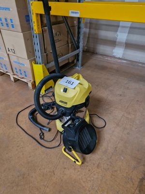 une machine jaune et noire posée par terre dans un entrepôt