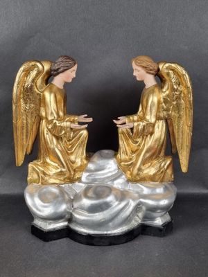 Groupe en résine polychrome et dorée représentant deux anges…
