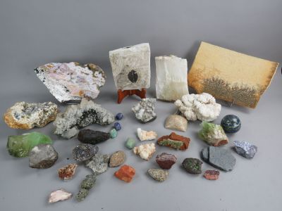 Réunion de minéraux dont pyrite, lapis lazuli, psilomélane, …