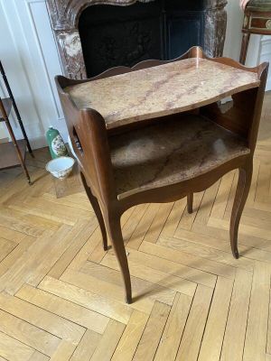 une table en bois avec un plateau en marbre dans un salon