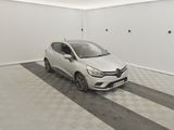 la voiture blanche est garée dans le garage sur le sol en damier