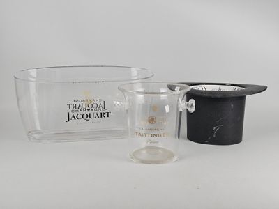 Deux tasses de thé sont posées l'une à côté de l'autre sur une table.