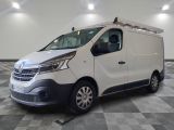 la camionnette blanche est garée sur le sol en damier d'une pièce